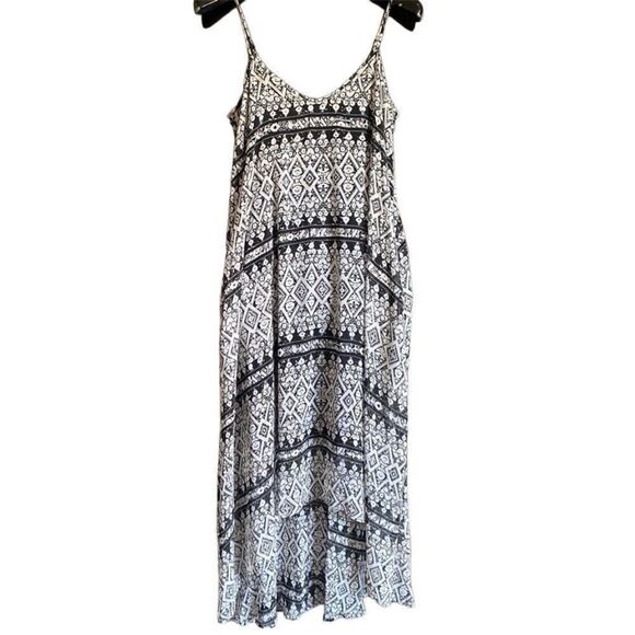 a.n.a. Black/White Printed High Low Dress. Size Medium. - Picture 1 of 9